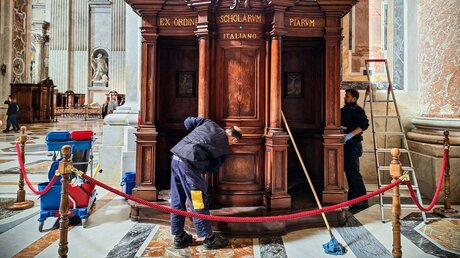 Eine Putzkolonne reinigt einen Beichtstuhl im Petersdom / © Severina Bartonitschek (KNA)