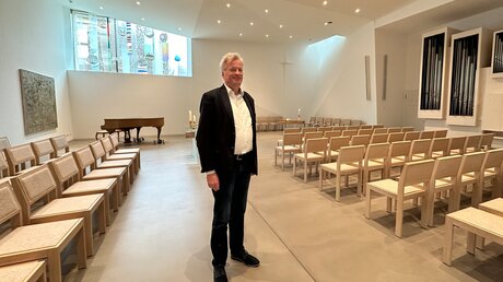Pfarrer Markus Zimmermann in der Erlöserkirche / © Alexander Foxius (DR)