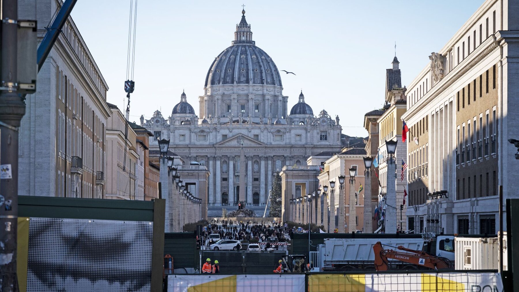 Absperrung wegen Bauarbeiten an Straßen, Plätzen und Verkehrswegen für das Heilige Jahr 2025 mit Blick auf den Petersdom / © Cristian Gennari/Romano Siciliani (KNA)