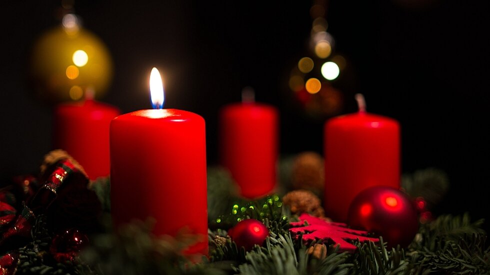 Das Symbol der Adventszeit: der Adventskranz / © Monika Skolimowska (dpa)