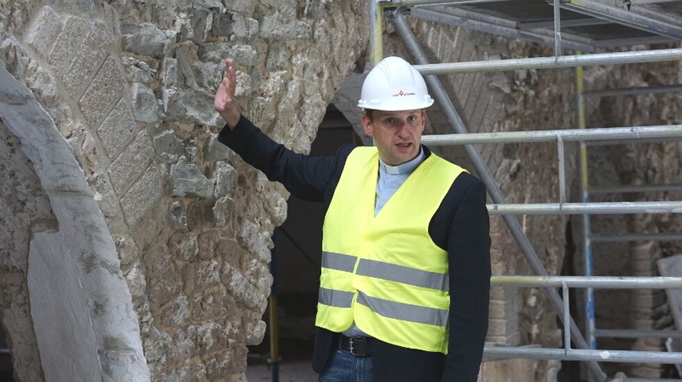 Rektor von Haus Altenberg, Pfarrer Mike Kolb auf der Baustelle / © Marcel Krombusch (DR)