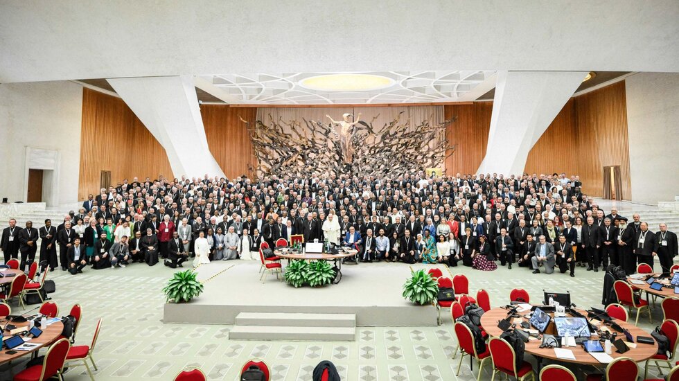 Gruppenbild mit Papst bei der Weltsynode (Archiv) / © Vatican Media/Romano Siciliani (KNA)