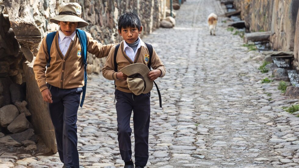 Symbolbild Schüler in Peru / © Nataliya Derkach (shutterstock)