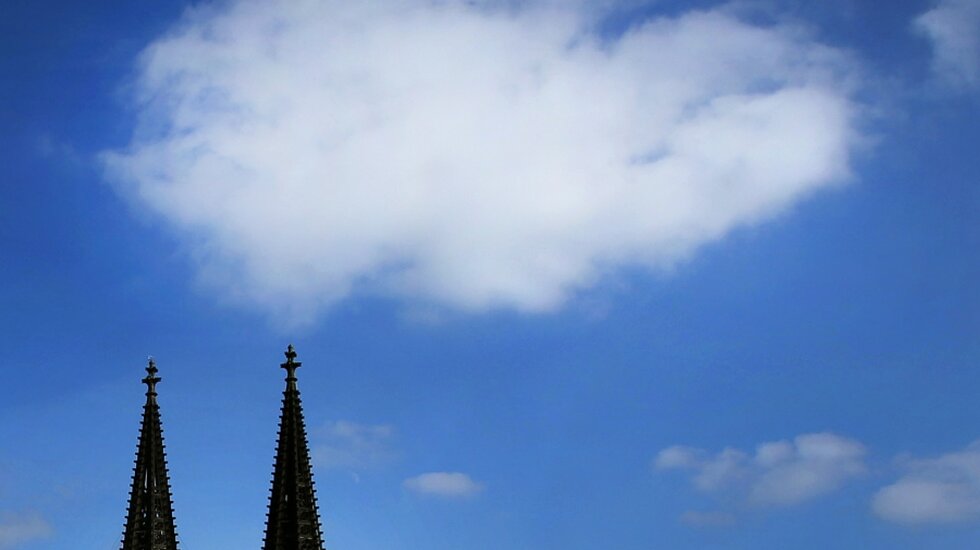 Kölner Dom und Wolke  (dpa)