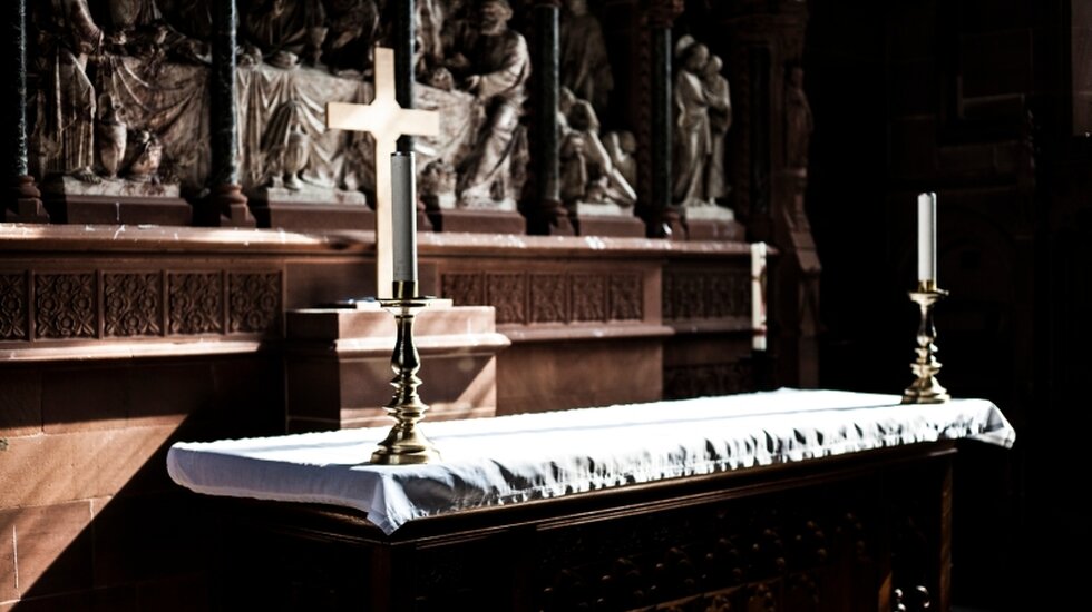 Symbolbild Missbrauch in der katholischen Kirche / © Artur Szczybylo (shutterstock)