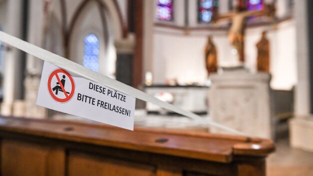 Hygienemaßnahmen in einer Kirche / © Harald Oppitz (KNA)