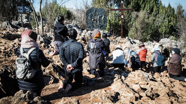 Pilger beten vor einem Kreuz / © Cristian Gennari/Romano Siciliani (KNA)