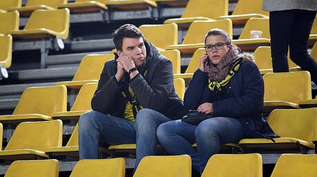 Zwei BVB-Fans sitzen im Stadion / © Federico Gambarini (dpa)
