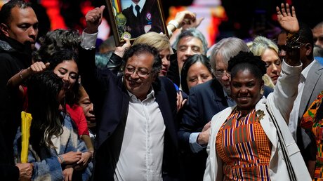 Gustavo Petro und Francia Márquez feiern den Wahlsieg um das Präsidentamt in Kolumbien / © Fernando Vergara (dpa)