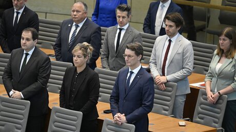 NRW-Landtag gedenkt der Opfer des Brandanschlags von Solingen / © Roberto Pfeil (dpa)