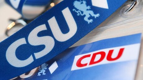Logos der Unionsparteien CDU und CSU / © Tobias Hase (dpa)