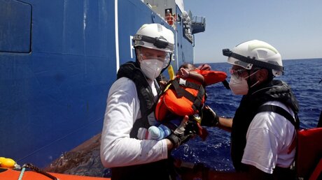 Archiv: Einsatzkräfte vom MS Geo Barents retten einen Säugling im Mittelmeer / ©  Ahmed Hatem/AP (dpa)