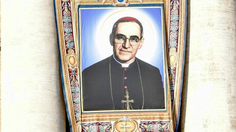 Bild von Oscar Romero, Erzbischof von San Salvador, bei dessen Heiligsprechung / © Cristian Gennari (KNA)