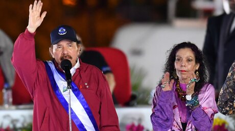 Daniel Ortega, Präsident von Nicaragua, und Vizepräsidentin Rosario Murillo / © Xin Yuewei/XinHua (dpa)