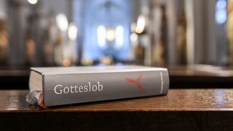 Gotteslob auf einer Kirchenbank / © Harald Oppitz (KNA)