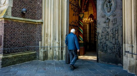 Ein Mann betritt die Marienbasilika im Marienwallfahrtsort Kevelaer / © Theo Barth (KNA)