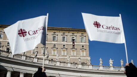 Fahnen mit dem Logo und dem Schriftzug von Caritas Internationalis auf dem Petersplatz in Rom / © Cristian Gennari/Romano Siciliani (KNA)