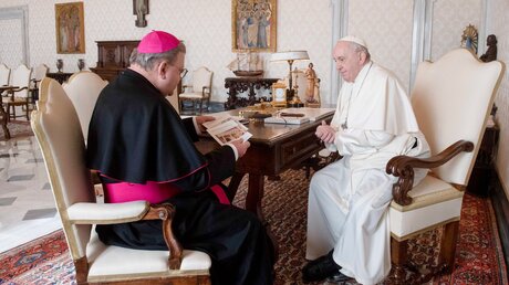Franz-Josef Bode und Papst Franziskus / © Vatican Media/Romano Siciliani (KNA)