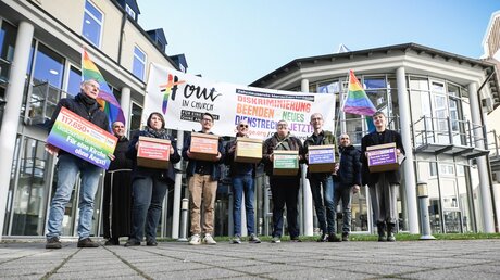 Mitglieder der Initiative #outinchurch übergeben eine Petition an die deutschen Bischöfe / © Julia Steinbrecht (KNA)