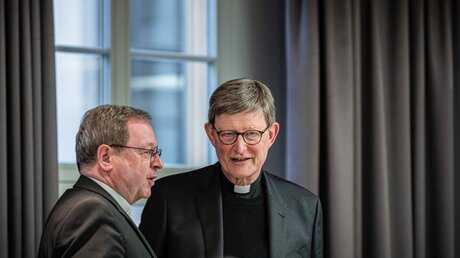 Bischof Georg Bätzing und Rainer Maria Kardinal Woelki (r.) / © Dominik Wolf (KNA)