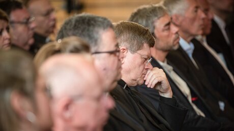 Stephan Burger (m.), Erzbischof von Freiburg sitzt zwischen anderen Teilnehmern während der Pressekonferenz der GE-Kommission zur Aufarbeitung sexuellen Missbrauchs in der Erzdiözese Freiburg / © Andree Kaiser (KNA)
