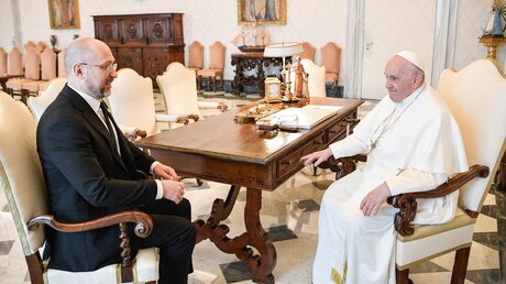 Papst Franziskus empfängt Denys Schmyhal, Ministerpräsident der Ukraine, am 27. April 2023 im Vatikan / © Romano Siciliani/Vatican Media (KNA)