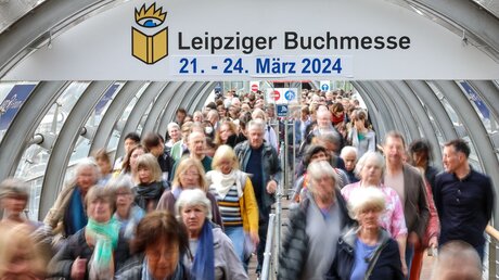 Die ersten Besucher strömen in die Hallen der Leipziger Buchmesse. Nach drei Jahren Zwangspause findet die Buchmesse vom 27. bis 30. April wieder statt. / © Jan Woitas (dpa)