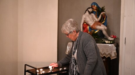 Theresia Mohr stellt in St. Anna eine Kerze auf / © Beatrice Tomasetti (DR)