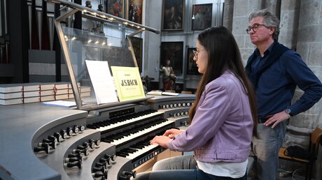 Einmal in der Woche treffen sich Anna Khabyuk und Christoph Kuhlmann an der Weyland-Orgel in St. Andreas / © Beatrice Tomasetti (DR)