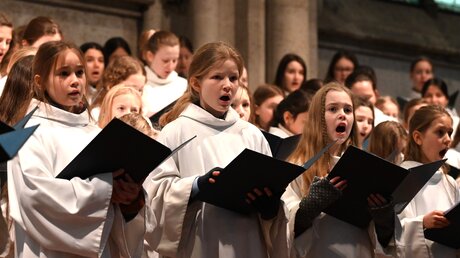 Der Mädchenchor am Kölner Dom singt die Messe solennelle von Louis Vierne / © Beatrice Tomasetti (DR)
