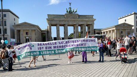 Gegendemonstration zum "Marsch für das Leben" in Berlin / © Gregor Krumpholz (KNA)