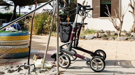 Rollator einer Person, die zur vor dem Krieg geflüchteten Gruppe Behinderter aus Kfar Rafael (Israel) gehört / © Andrea Krogmann (KNA)