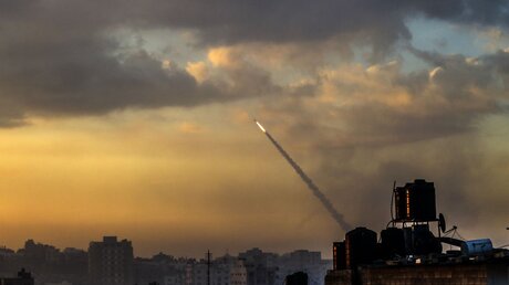 Raketen werden von militanten Palästinensern in Gaza auf Israel abgefeuert. Die islamistische Hamas hat einen großangelegten Überraschungsangriff auf Israel gestartet. / © Mahmoud Issa/Quds Net News via ZUMA Press (dpa)