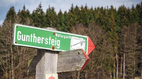Ein Schild verweist auf den Guntersteig, am 28. März 2023 zwischen Kirchberg und Rinchnach. / © Andreas Drouve/KNA (KNA)