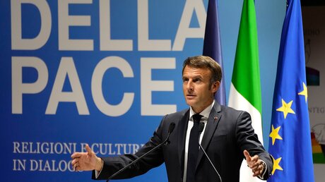 Präsident Macron hält eine Rede auf der internationalen Friedenskonferenz der Gemeinschaft Sant'Egidio  / © Alessandra Tarantino (dpa)