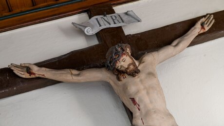 Darstellung des ans Kreuz genagelten Christus in einer Wegkapelle, Heiligenhäuschen, in Bonn / © Harald Oppitz (KNA)