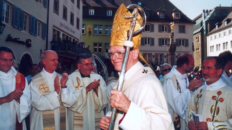 Erzbischof Oskar Saier im Jahr 2002 (KNA)