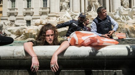 Klimaaktivisten der Letzten Generation im Trevi-Brunnen in Rom / © Mauro Scrobogna/LaPresse (dpa)