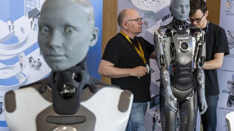 Der humanoide Roboter Ameca auf der Messe AI for Good in Genf. / © Christiane Oelrich (dpa)