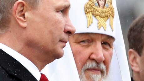 Patriarch Kyrill mit dem russischen Präsidenten Wladimir Putin / © Sergei Chirikov (dpa)