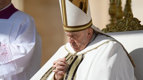 Papst Franziskus während der Ostermesse am 9. April 2023 auf dem Petersplatz im Vatikan. / © Vatican Media/Romano Siciliani (KNA)