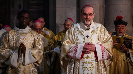 Erzbischof Pierbattista Pizzaballa, zweiter von links, Lateinischer Patriarch von Jerusalem, während der Ostervigil in der Grabeskirche in Jerusalem am 8. April 2023.  / © Andrea Krogmann (KNA)