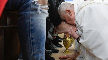 Papst Franziskus küsst einem jugendlichen Straftäter die Füße bei einen Gottesdienst mit Fußwaschung an Gründonnerstag 6. April 2023 im der Strafanstalt Casal Del Marmo in Rom (Italien). / © Vatican Media/Romano Siciliani (KNA)