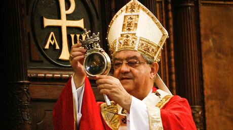 Kardinal Crescenzio Sepe, Erzbischof von Neapel, mit der Blutreliquie des Sankt Januarius 2016 / © Adelaide Di Nunzio (KNA)
