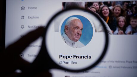 Der Papst-Account auf Twitter bekommt ein neues Verifikations-Häkchen  / © Yui Mok (dpa)