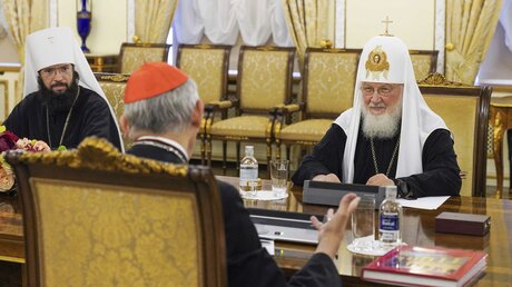 Treffen zwischen Patriarch Kyrill I. und Kardinal Matteo Maria Zuppi  / © Sergey Vlasov (dpa)