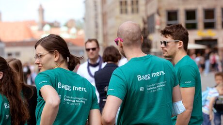 Menschen mit Shirts zum Evangelischen Kirchentag in Nürnberg / © Anestis Aslanidis (epd)