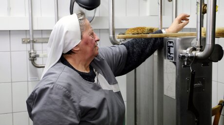 Schwester Doris Engelhard leitet im Kloster Mallersdorf eine Brauerei / ©  Julia Riese (epd)