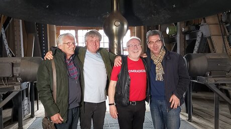 Produzent Klaus Löhmer, Komponist Bernd Knopp, Sänger Willibert Pauels und Textschreiber Stephan Baur vor dem Decken Pitter (v.l.n.r.) (DR)