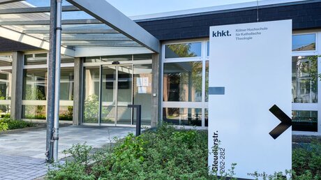 Eingangsbereich mit Hinweisschild der Kölner Hochschule für Katholische Theologie (KHKT) / © Annika Schmitz (KNA)